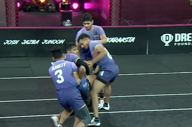 Rajendra troubles Periyar's raiders with his defense