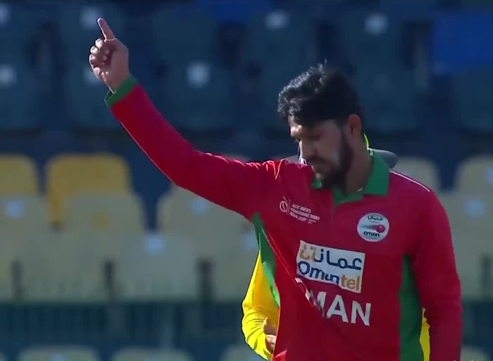 Aqib Ilyas puts on a show with his 4-fer
