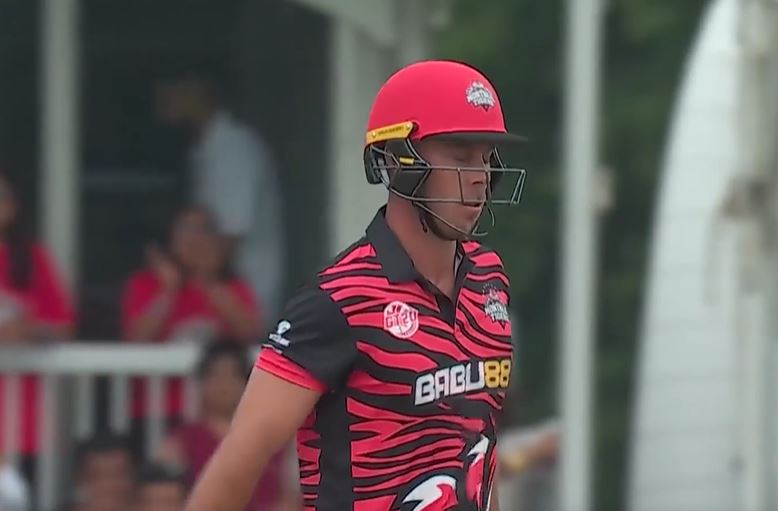 9 Fours! Chris Lynn dazzles with 45-ball 64*