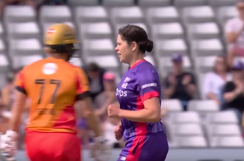 3 for 20! Alice Davidson-Richards strikes early