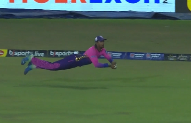 STUNNER! Nuwanidu Fernando takes a flying catch