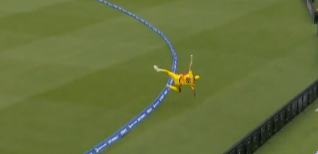 Million-Dollar Save! Sam Hain stops six runs with one-handed dive