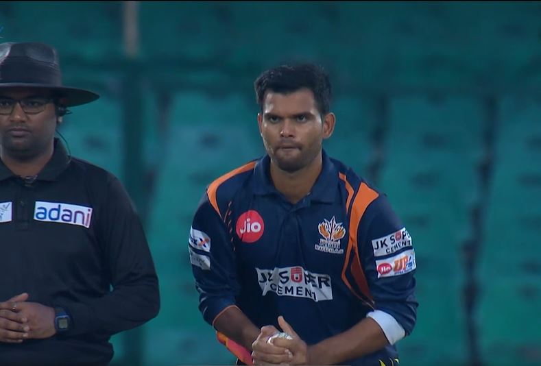 3 for 17! Deepanshu Yadav plays lone battle for Kashi