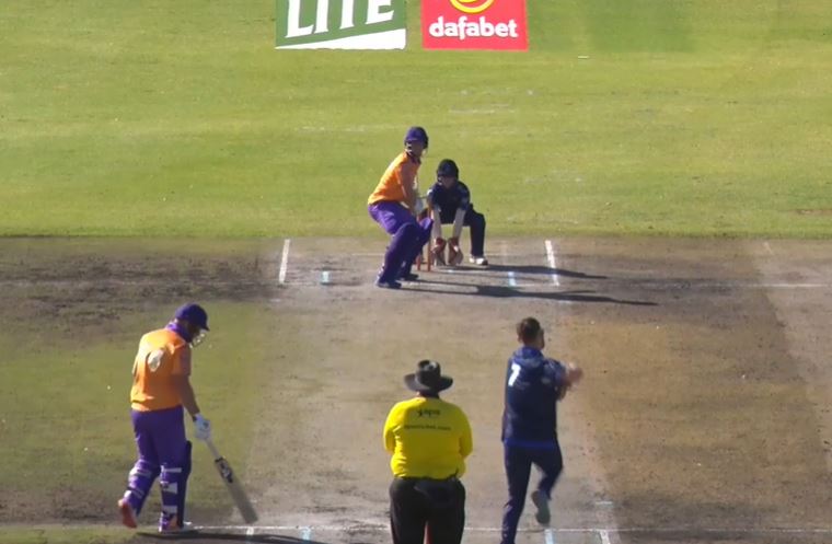 6 Fours, 2 Sixes! Michael Van Lingen hits a swashbuckling 54*