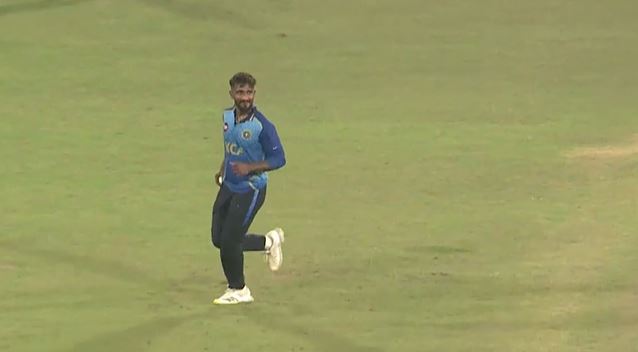 3-fer! Sijomon Joseph Odisha-B on the backfoot