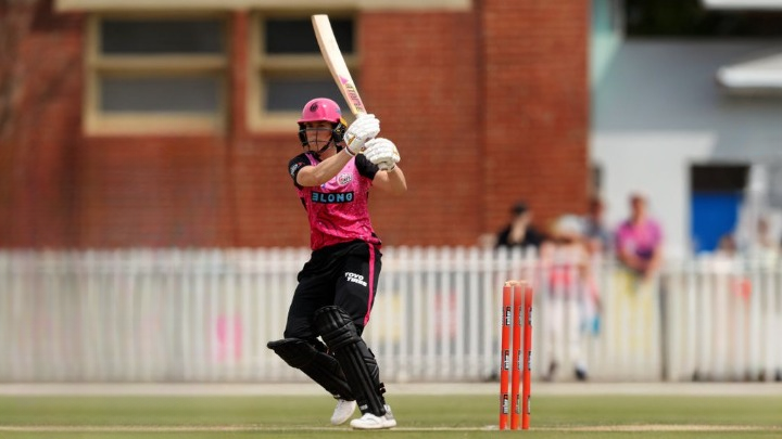 Ellyse Perry's blazing 50 gives Sydney Sixers a great start