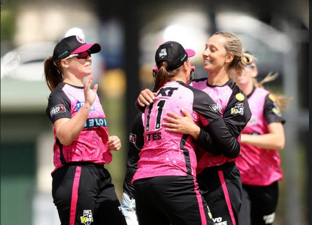 Last Ball Thriller! Sydney Sixers beat Melbourne Renegades by 6 runs