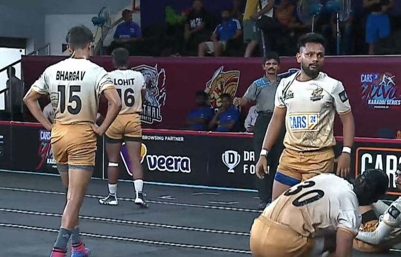 6 Points! Praveen Kumar sizzles with Kamaal performance