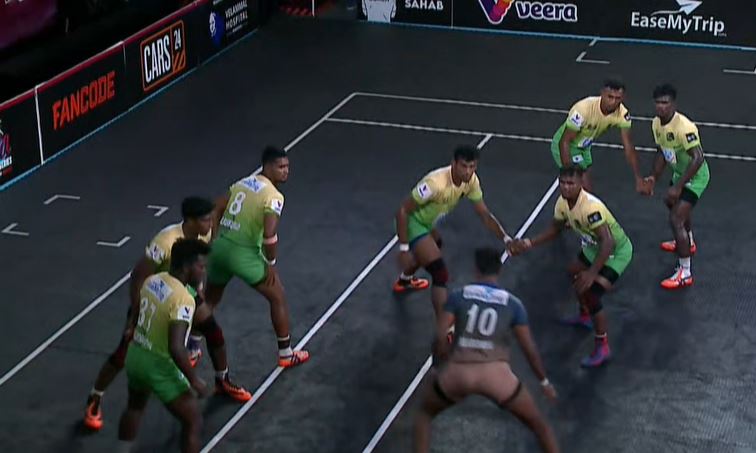 Ajay Muthaiya's gritty tackles against Palani Tuskers