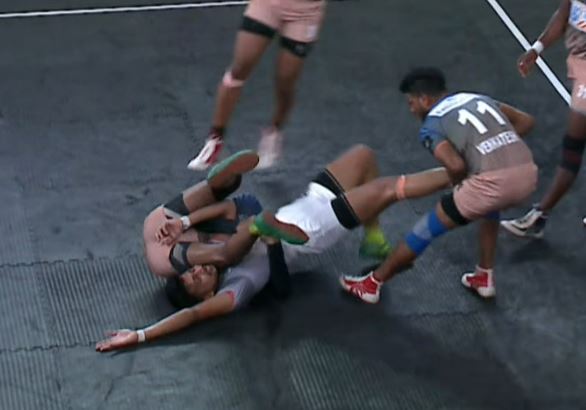 Kabaddi Ka Kamaal! Pavan pulls off a solo tackle