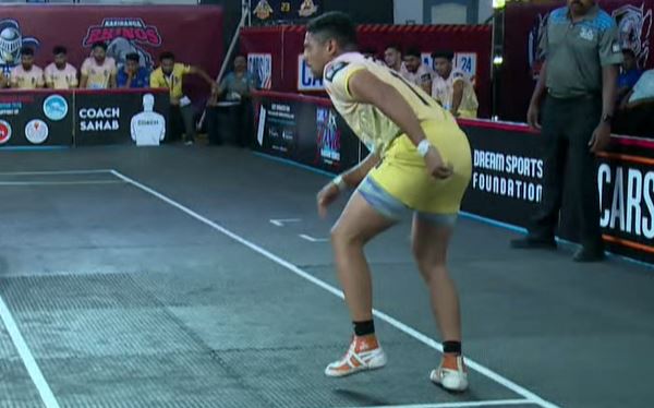 Rahul Kumar brings down Viajayanagara Veers' raiders