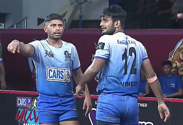 Vineet Mavi stings Vijayanagara Veers' defence