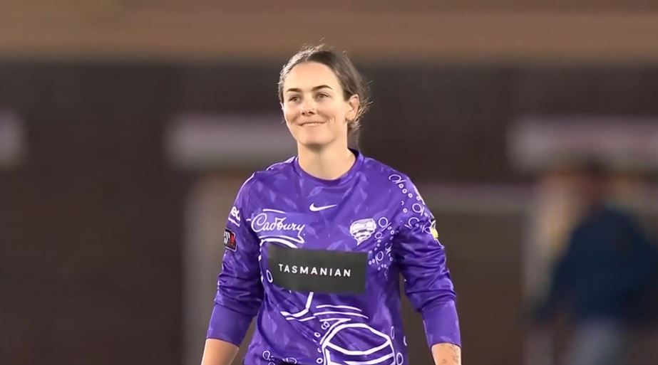 3-fer! Heather Graham wrecks Sydney Sixers' batting