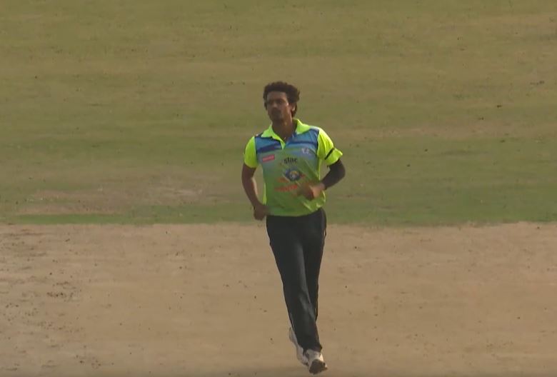 3 for 27! Arpit Bhatewara delivers with the ball