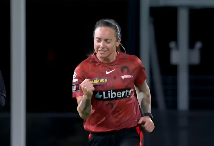 Sarah Coyte shuts Brisbane Heat down with 3/26