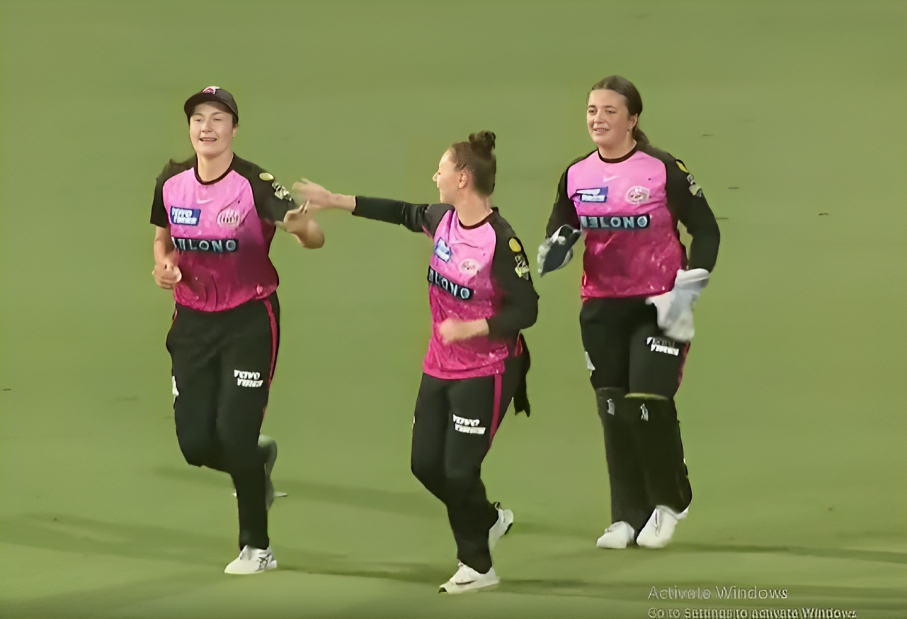 Sydney Sixers beat Brisbane Heat by 6 wickets in a last-ball showdown