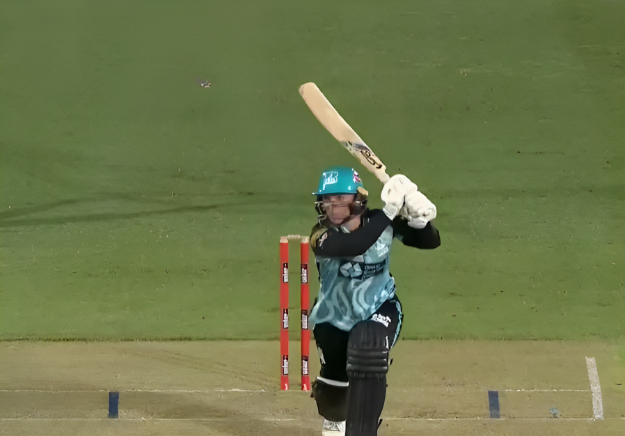 61 off 37! Mignon du Preez inspires Brisbane Heat's fightback