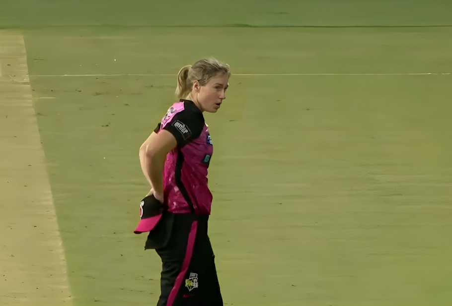 Ellyse Perry haunts Brisbane Heat with a 3-fer