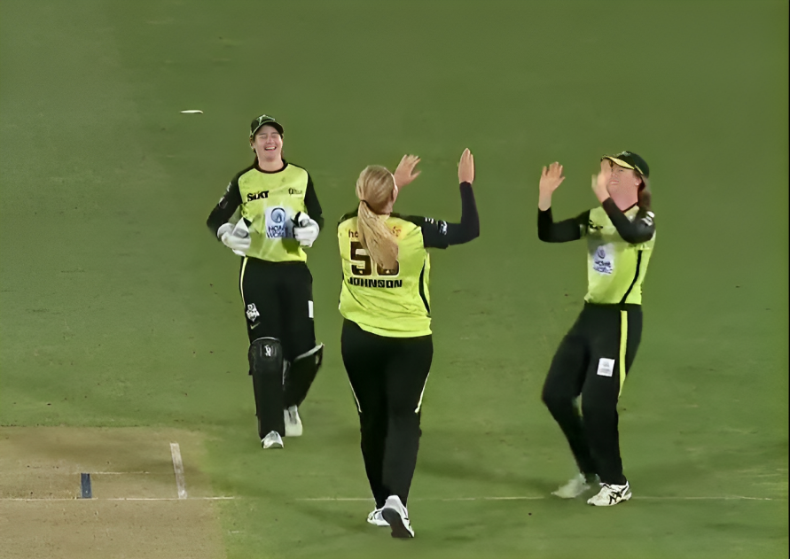Thriller! Sydney Thunder hold nerves to beat Brisbane Heat by 8 runs