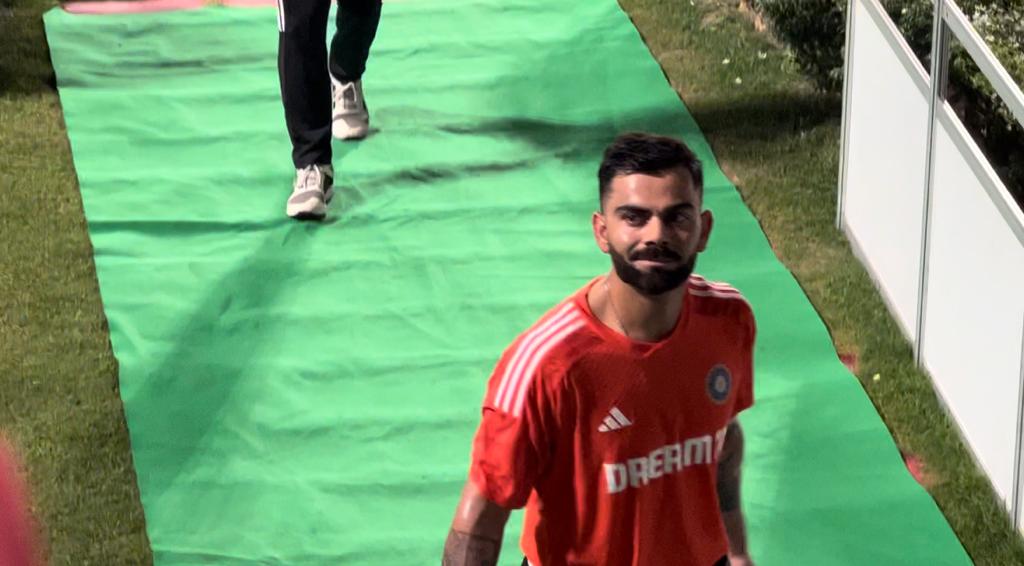 When a fan surprised Kohli with a unique gift