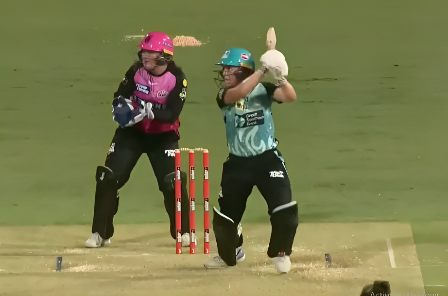 Amelia Kerr's valiant 64 helps Brisbane Heat reach 176