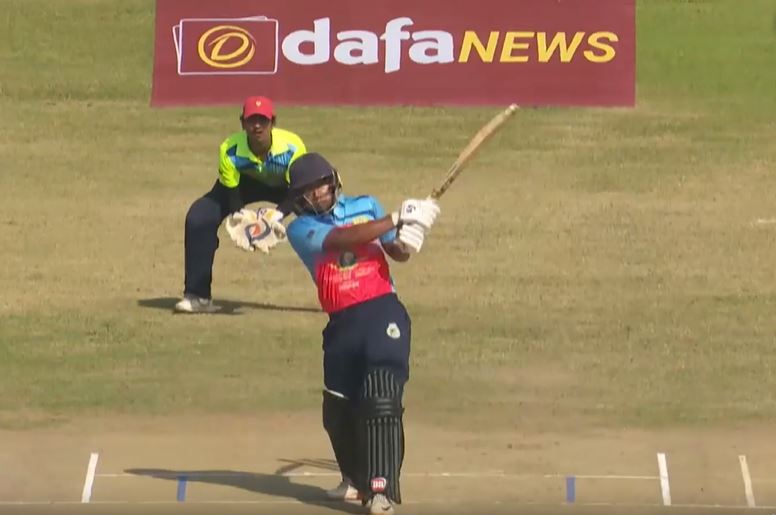 Diwiz Pathak smashes quick-fire 82