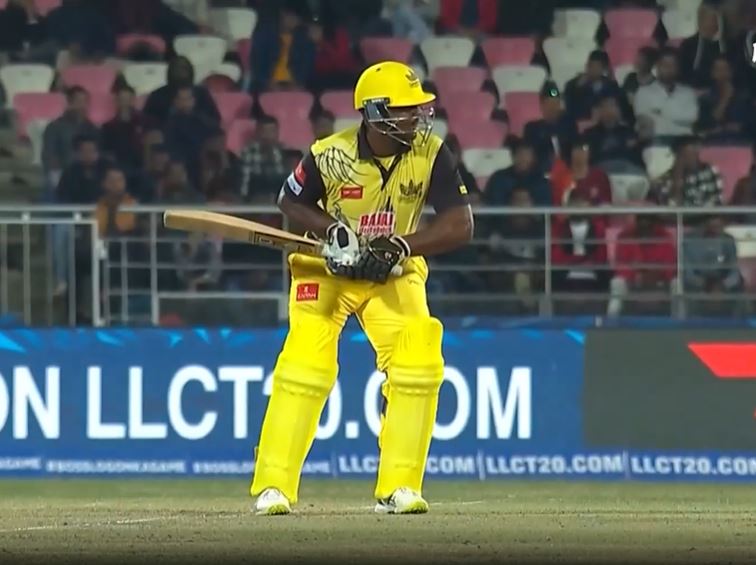 Diligent Dwayne Smith's 50 goes in vain