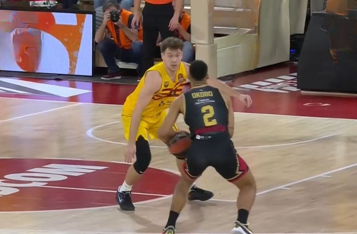 Monaco flatten meek Barcelona by 20 points