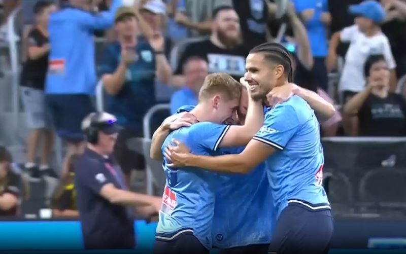 Sydney FC outmuscle Wellington Phoenix 3-1