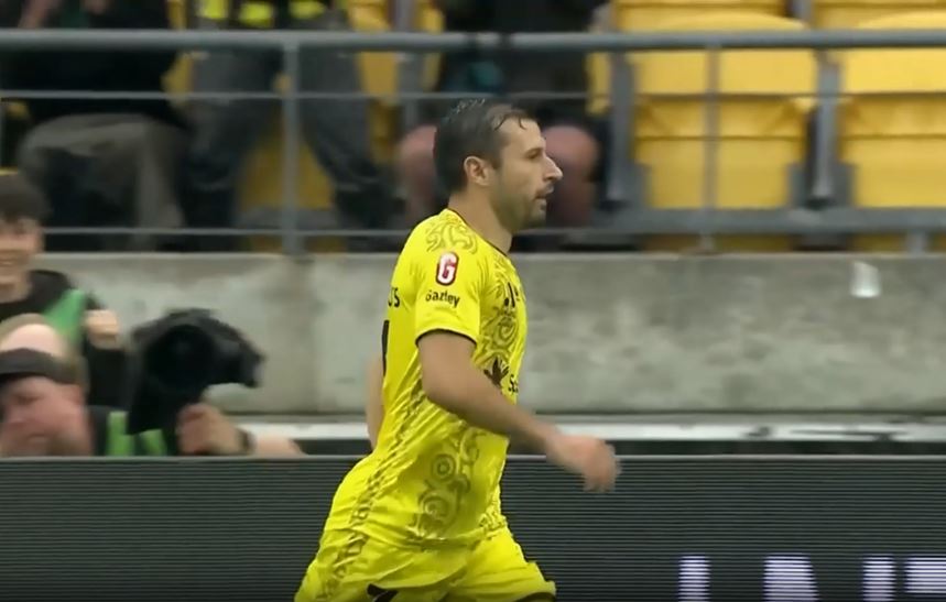 Wellington Phoenix sail past Western Sydney Wanderers 2-0