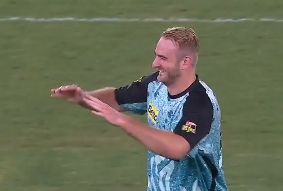 Paul Walter stings Melbourne Renegades with a 3-fer