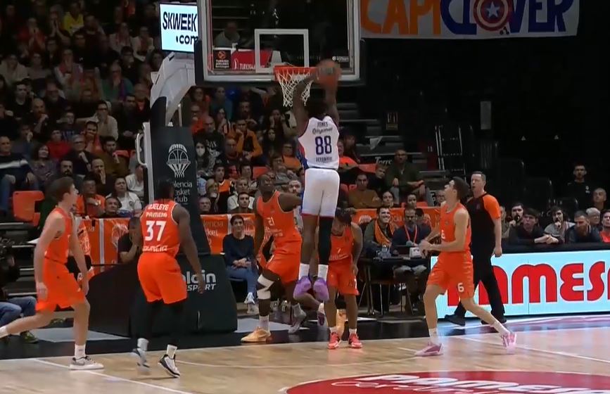 Valencia shock Anadolu Efes Istanbul by 5 points
