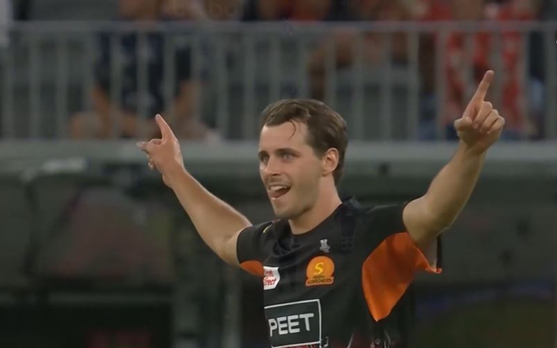 5 for 24! Lance Morris rips through Strikers' batting