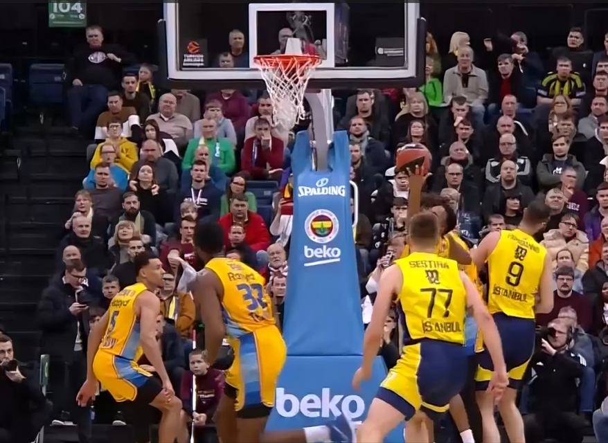 Fenerbahce thump listless Maccabi Tel Aviv by 35 points