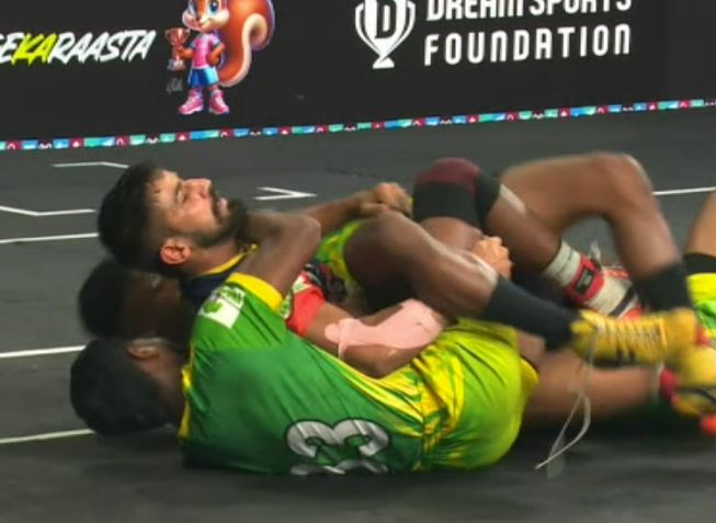 Vivek, Harivarathan display a courageous tackle