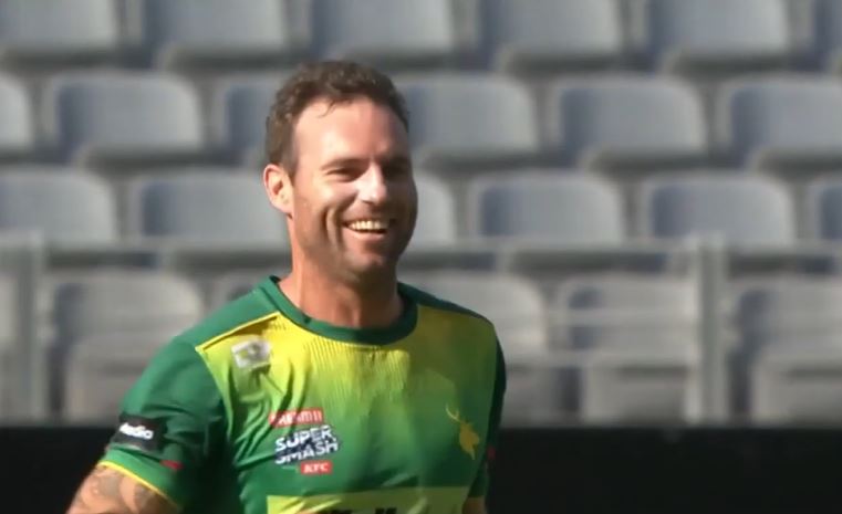 Doug Bracewell stings Auckland Aces with a 3-fer