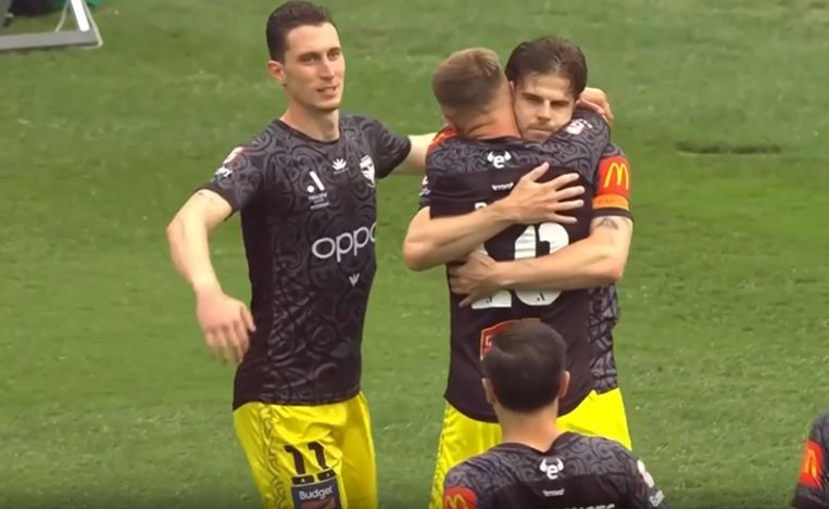 Wellington Phoenix edge past Newcastle Jets 2-1