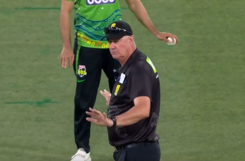 Umpire's Glitch! Third umpire's controversial call gone awry