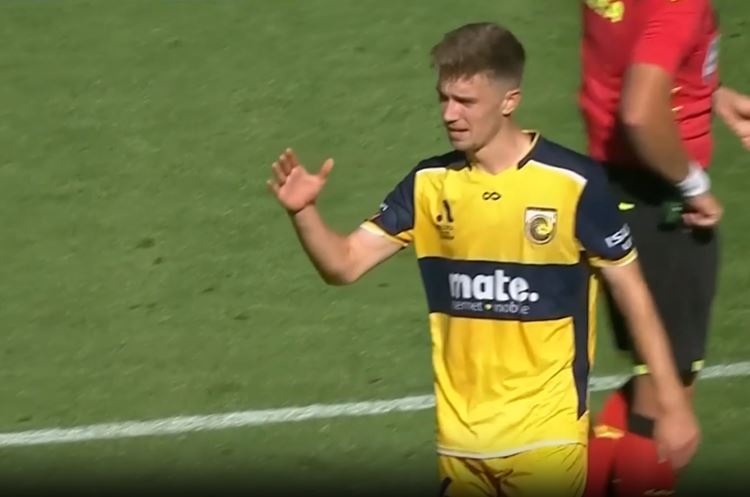 Wellington Phoenix, Central Coast Mariners battle hard to goalless draw