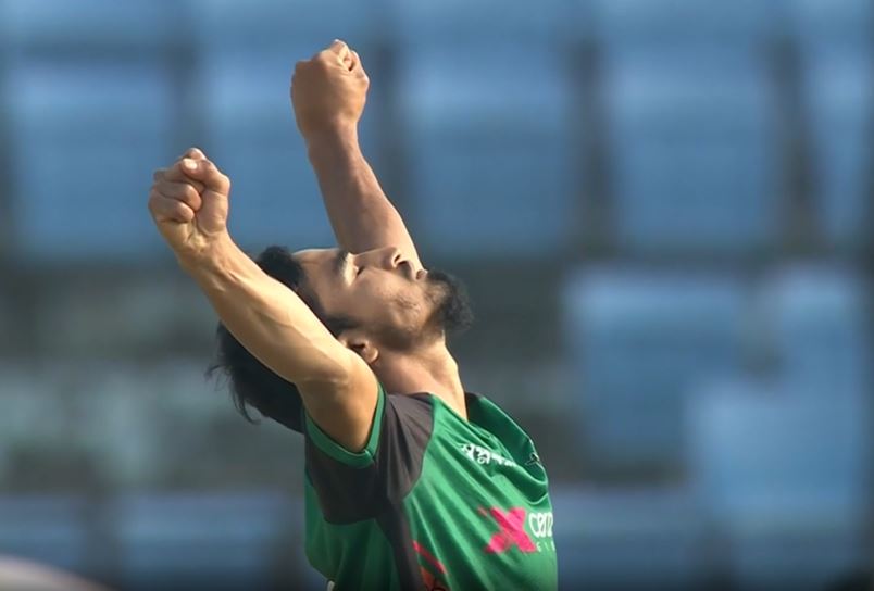 3 for 33! Tanzim Hasan Sakib Dents Comilla's Run-chase